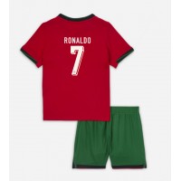 Camiseta Portugal Cristiano Ronaldo #7 Primera Equipación para niños Eurocopa 2024 manga corta (+ pantalones cortos)